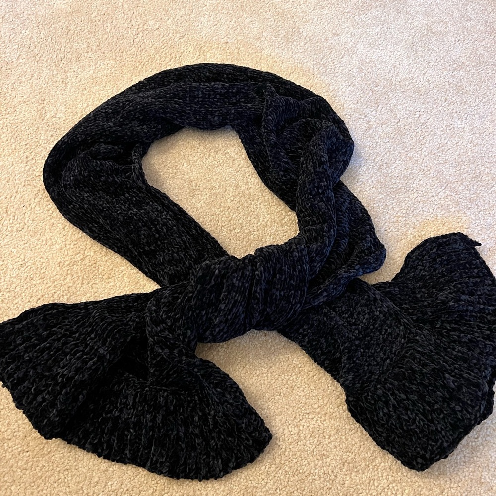 Soft Knitted Scarf- black and gray